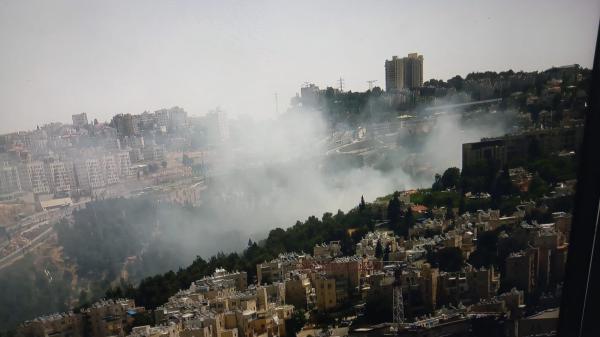שריפה מתפשטת סמוך לכביש 9 בירושלים, צוותי כיבוי הוקפצו