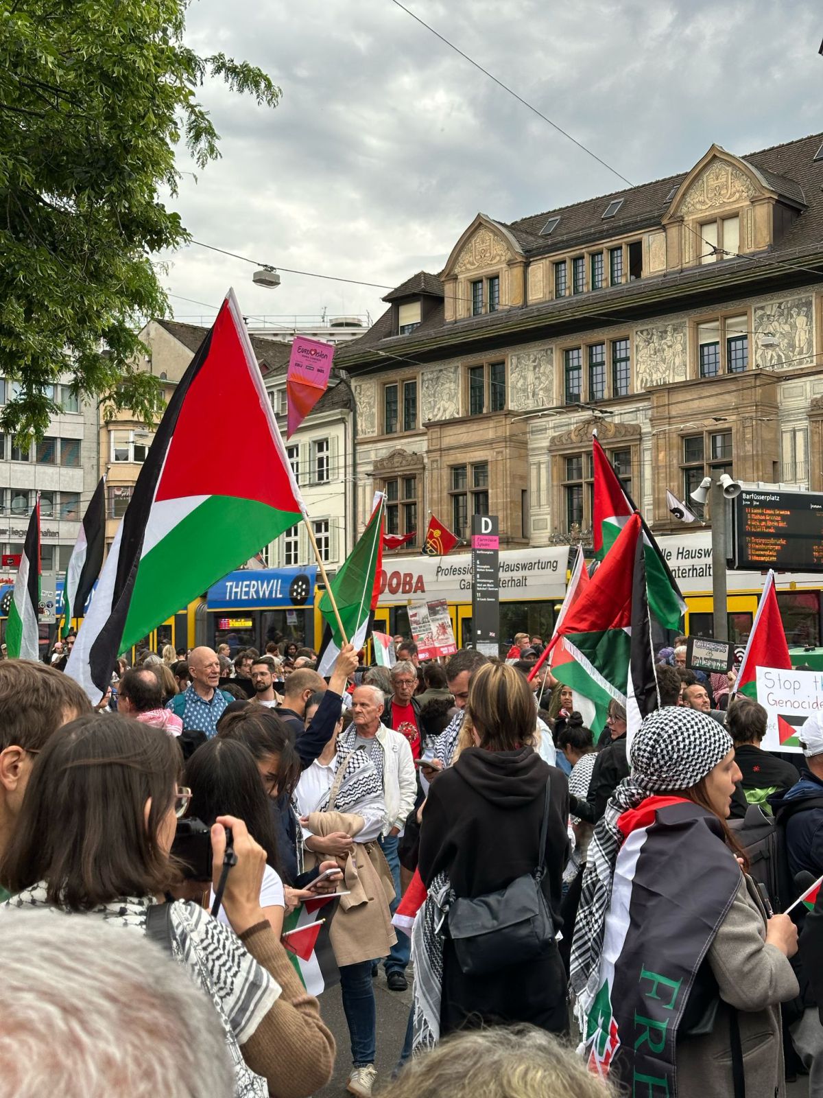 שרפו דגלי ישראל: הפגנת ענק פרו-פלסטינית בבאזל