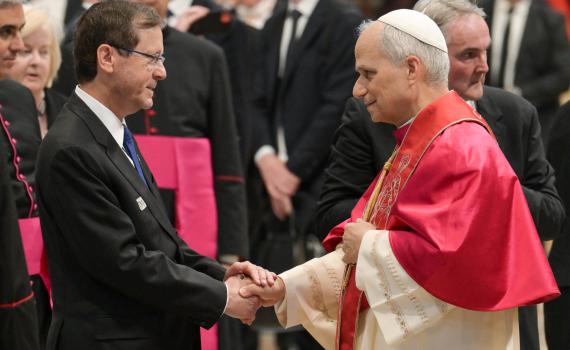 עם מחווה לחטופים: הרצוג השתתף בטקס ההשבעה של האפיפיור