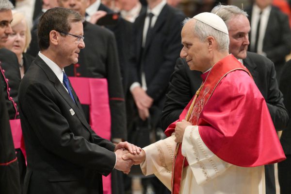 עם מחווה לחטופים: הרצוג השתתף בטקס ההשבעה של האפיפיור