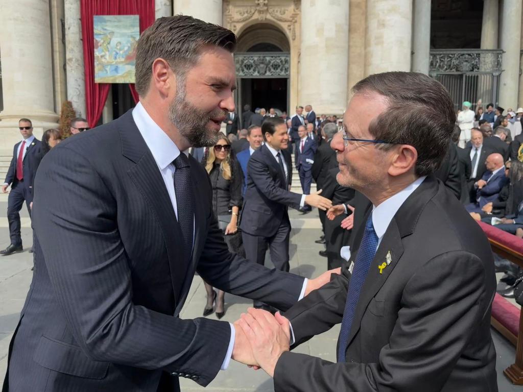 שר החוץ האמיתי: הרצוג נפגש עם ראשי מדינות אירופה