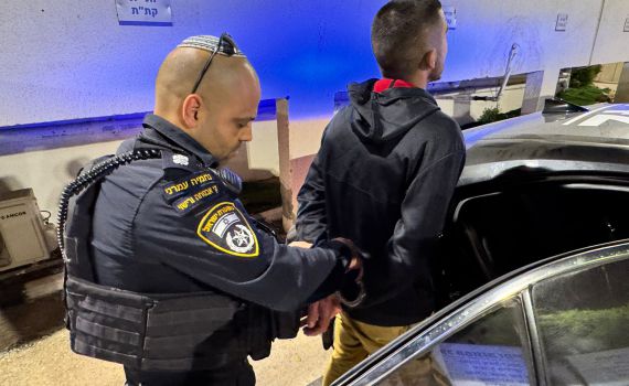 הערבי שירק על קצינה באוטובוס הוסגר לישראל