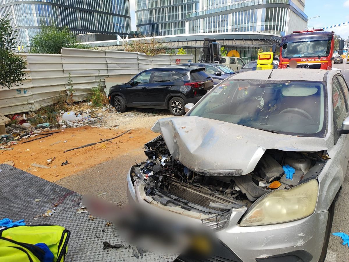נהג משאית נפצע קשה לאחר שנפגע מרכב בעת שישב על הרמפה
