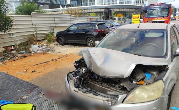 נהג משאית נפצע קשה לאחר שנפגע מרכב בעת שישב על הרמפה