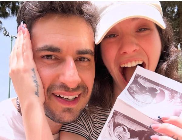 שם טוב האבי ג׳וניור: תמיר בר ואשתו בהיריון ראשון