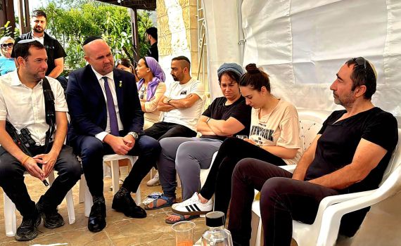 יו"ר הכנסת ניחם את משפחת גז: "נחזק את ההתיישבות"