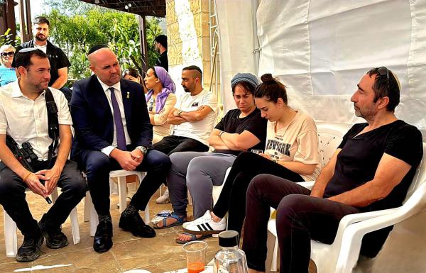 יו"ר הכנסת ניחם את משפחת גז: "נחזק את ההתיישבות"