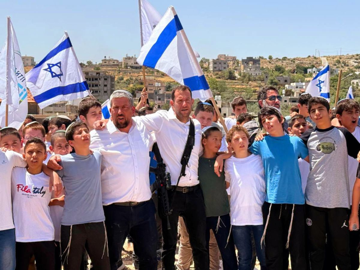 שבוע וחצי לאחר רצח צאלה גז: שירת המונים מרגשת במקום הפיגוע