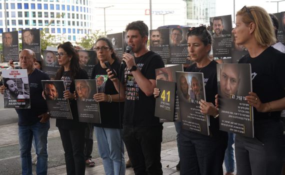 משפחות החטופים דורשות: הסכם כולל לשחרור כל השבויים