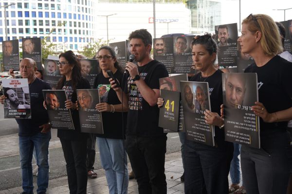 משפחות החטופים דורשות: הסכם כולל לשחרור כל השבויים