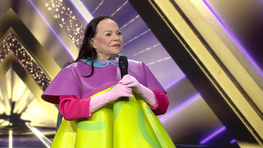 אחרי ההדחה מהזמר במסכה: ככה הפכו את גילה אלמגור ל"בובה". צפו