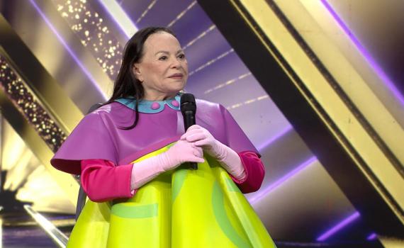 אחרי ההדחה מהזמר במסכה: ככה הפכו את גילה אלמגור ל"בובה". צפו