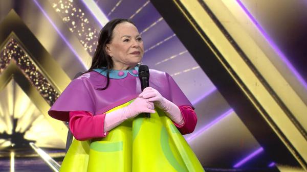 אחרי ההדחה מהזמר במסכה: ככה הפכו את גילה אלמגור ל"בובה". צפו