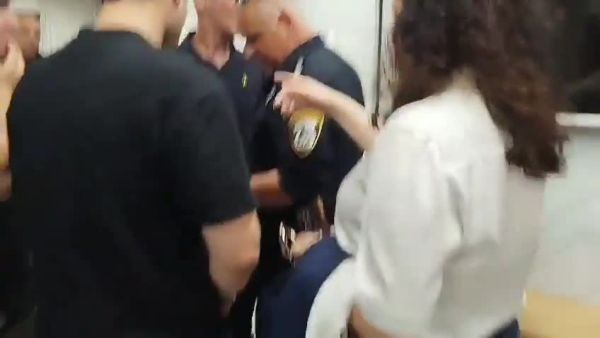 "הפרצוף האמיתי": יאיר גולן תועד מרים יד על תושב קריית שמונה