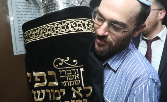 נותרו 24 שעות!!  הגרלת 'יד לאחים' על 'ספר התורה מהודר'