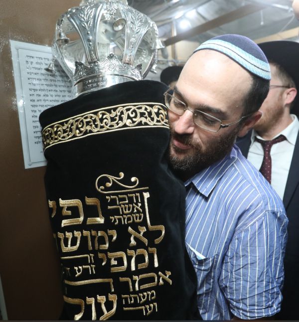 נותרו 24 שעות!!  הגרלת 'יד לאחים' על 'ספר התורה מהודר'