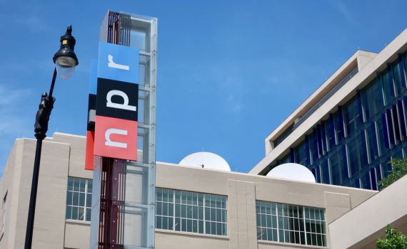 בעקבות הפסקת המימון: תחנת הרדיו הציבורית תובעת את טראמפ