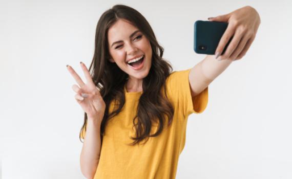 זו הסיבה שנערות מעוותות את הפנים בסלפי