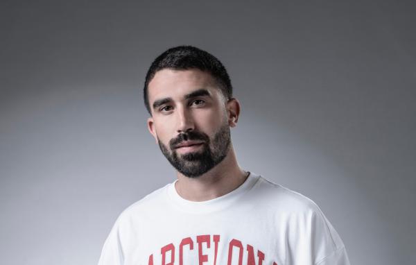 לקראת מופע ראשון בקיסריה: הזמר בן צור בשיר חדש