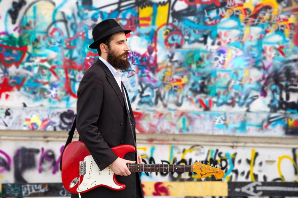 בלב העיר האנטישמית: המוזיקאי שצילם קליפ עם ציציות בחוץ