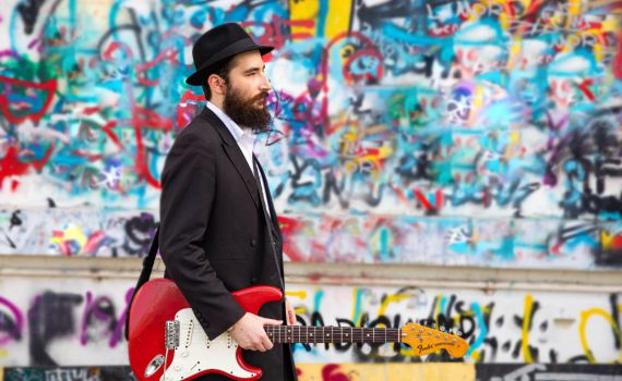 בלב העיר האנטישמית: המוזיקאי שצילם קליפ עם ציציות בחוץ