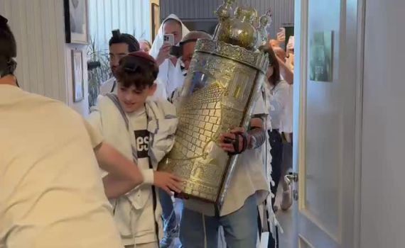 נער בר המצווה נתקע בחו"ל; כך סידרו לו עלייה לתורה