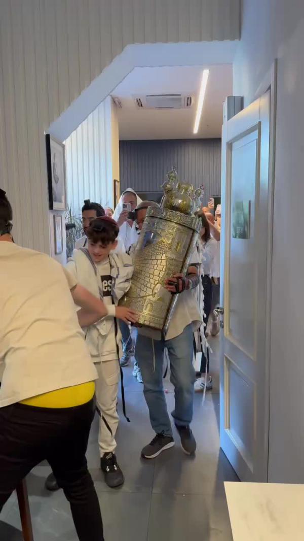 נער בר המצווה נתקע בחו"ל; כך סידרו לו עלייה לתורה