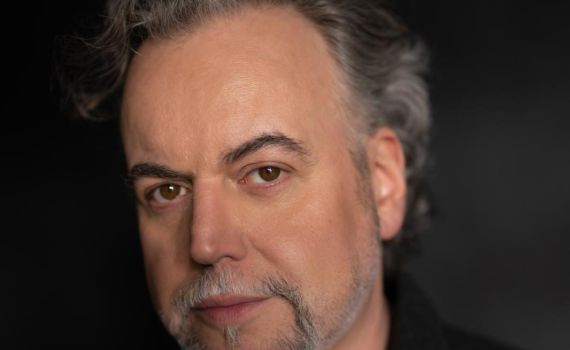 מתאים לכם מופע פסנתר אצלכם בסלון? דניאל סלומון במופע זום