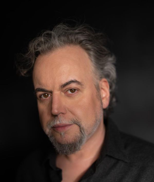 מתאים לכם מופע פסנתר אצלכם בסלון? דניאל סלומון במופע זום