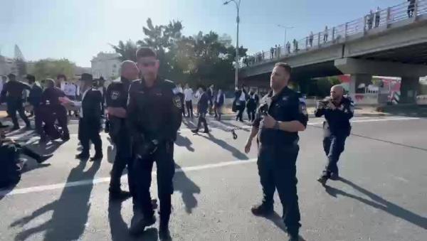 מפגיני הפלג הירושלמי התעמתו עם המשטרה: כביש 4 נחסם לתנועה