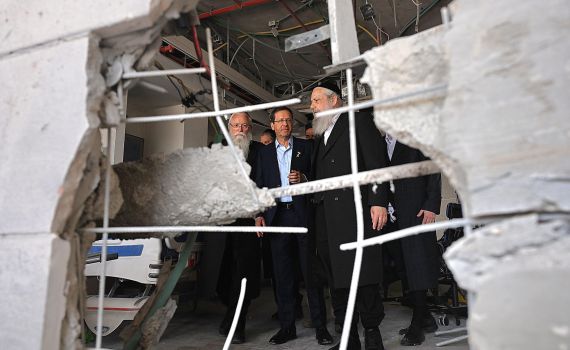 הרצוג בזירת הנפילה בבני ברק: "עם אמונה גדולה אנחנו נתגבר"