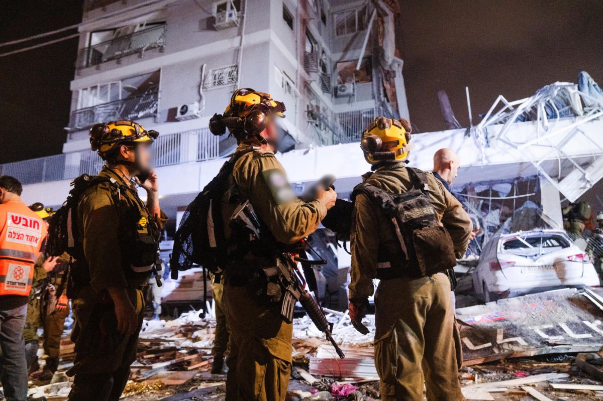 נמשכים מאמצי החילוץ של פיקוד העורף בזירה בבת ים