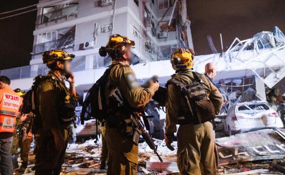 נמשכים מאמצי החילוץ של פיקוד העורף בזירה בבת ים