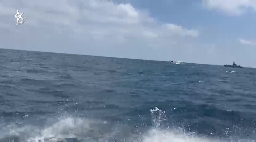 יאכטה מקפריסין נתקעה בלב ים וחולצה בידי השוטרים | תיעוד