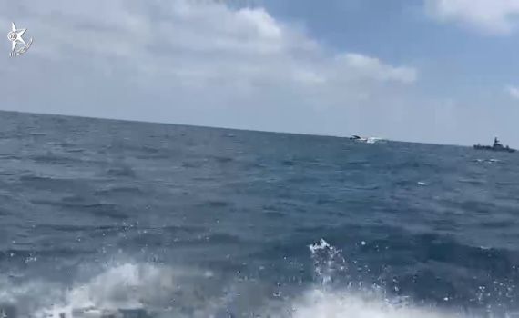 יאכטה מקפריסין נתקעה בלב ים וחולצה בידי השוטרים | תיעוד