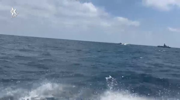 יאכטה מקפריסין נתקעה בלב ים וחולצה בידי השוטרים | תיעוד