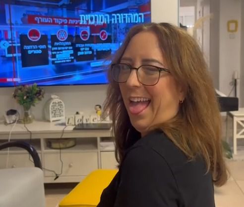 בלי פאניקה: הדמות האהובה בילי שוורץ מגיעה לממ"ד | צפו