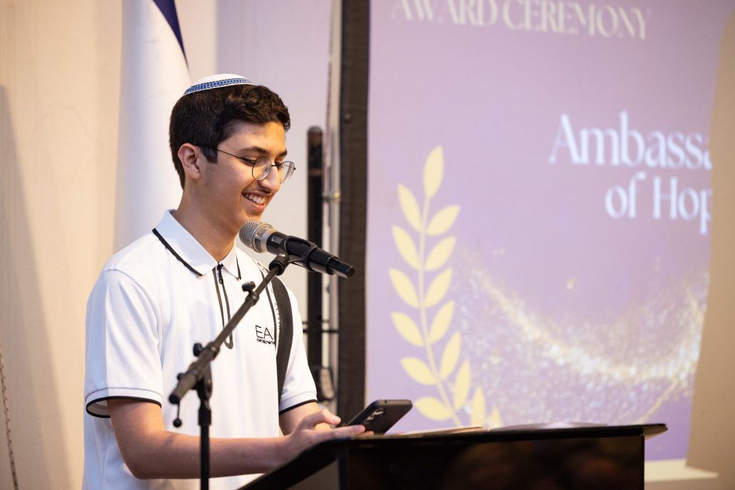 הנער הסרוג בתפקיד חדש: מגיש רדיו