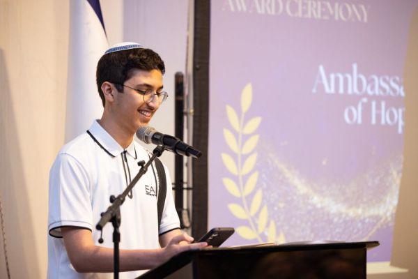 הנער הסרוג בתפקיד חדש: מגיש רדיו