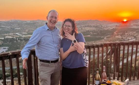 מזל טוב: ליאו די ששכל את אשתו ובנותיו בפיגוע – התארס