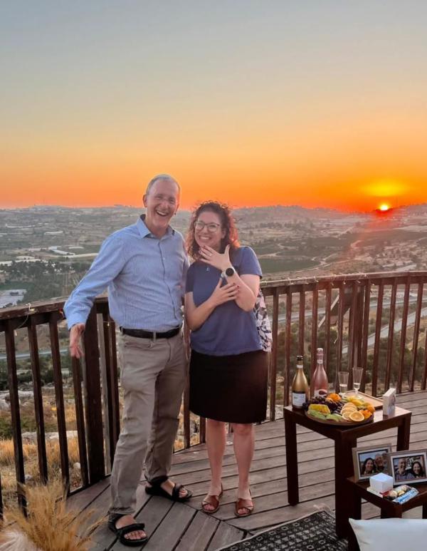 מזל טוב: ליאו די ששכל את אשתו ובנותיו בפיגוע – התארס