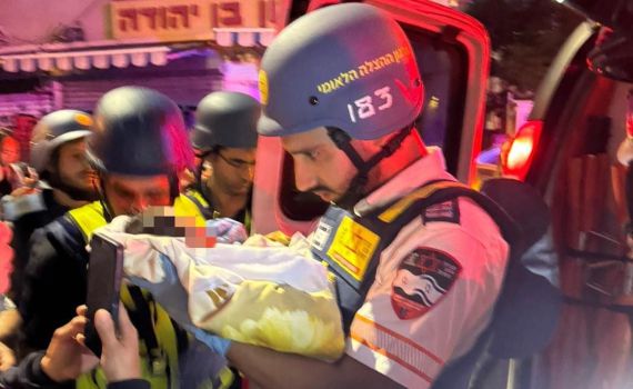 תינוק בן 4 ימים חולץ מתוך הבניין שנפגע מהטיל