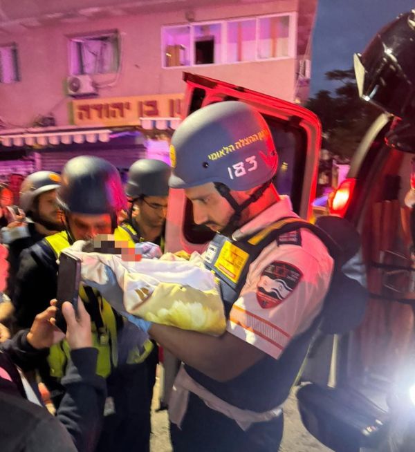 תינוק בן 4 ימים חולץ מתוך הבניין שנפגע מהטיל