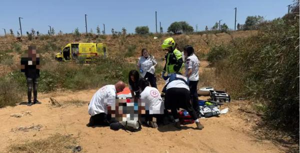 נערים שיחקו באקדח ונפלט כדור; בן 13 במצב אנוש