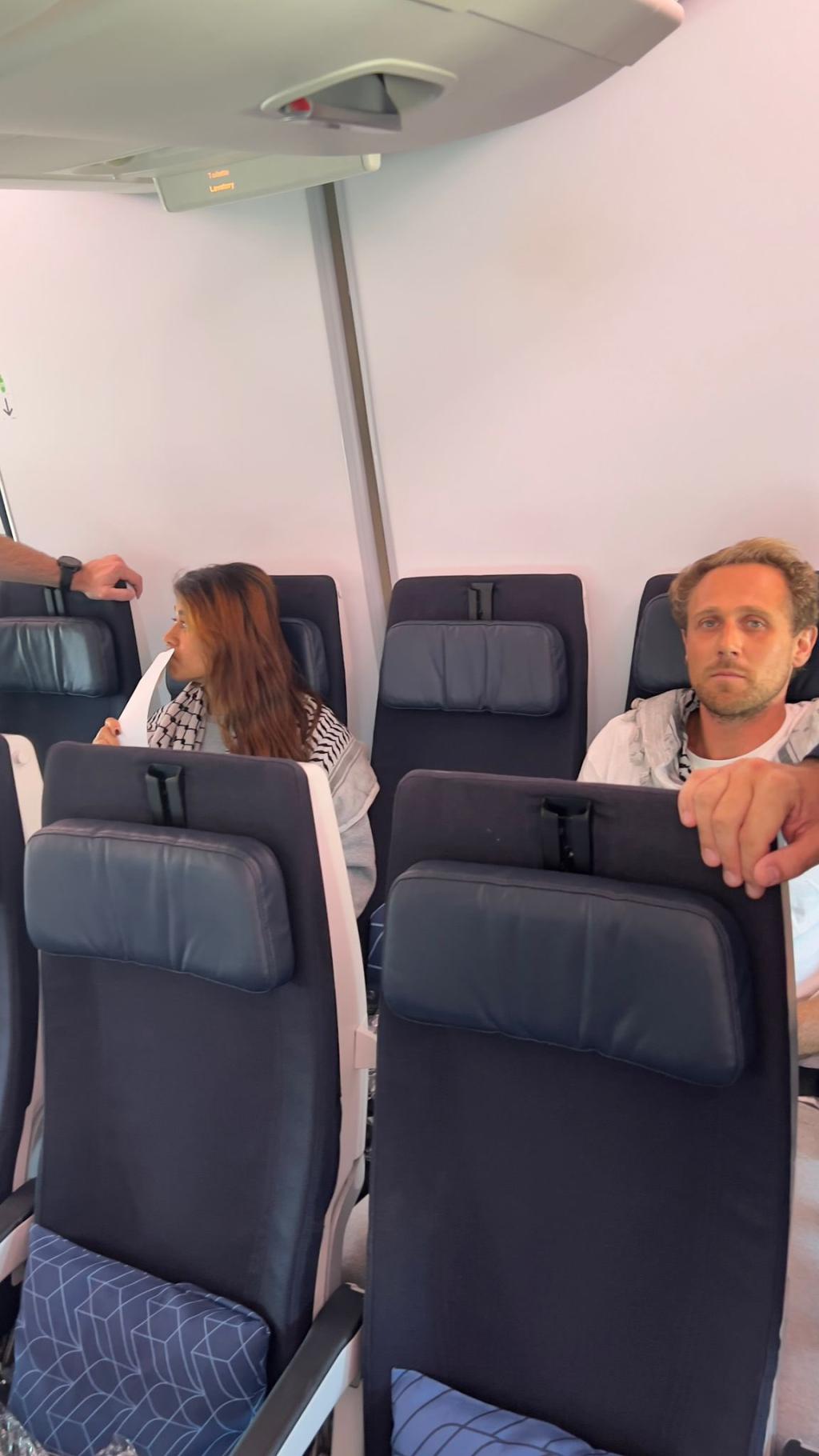 אחרי 3 ימים: 6 פעילים מ"משט הסלפי" גורשו מישראל