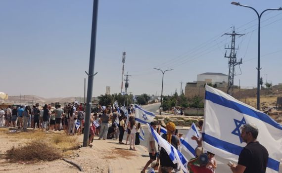 צפו: תושבי נוקדים מלווים את משפחתו של נווה לשם הי"ד