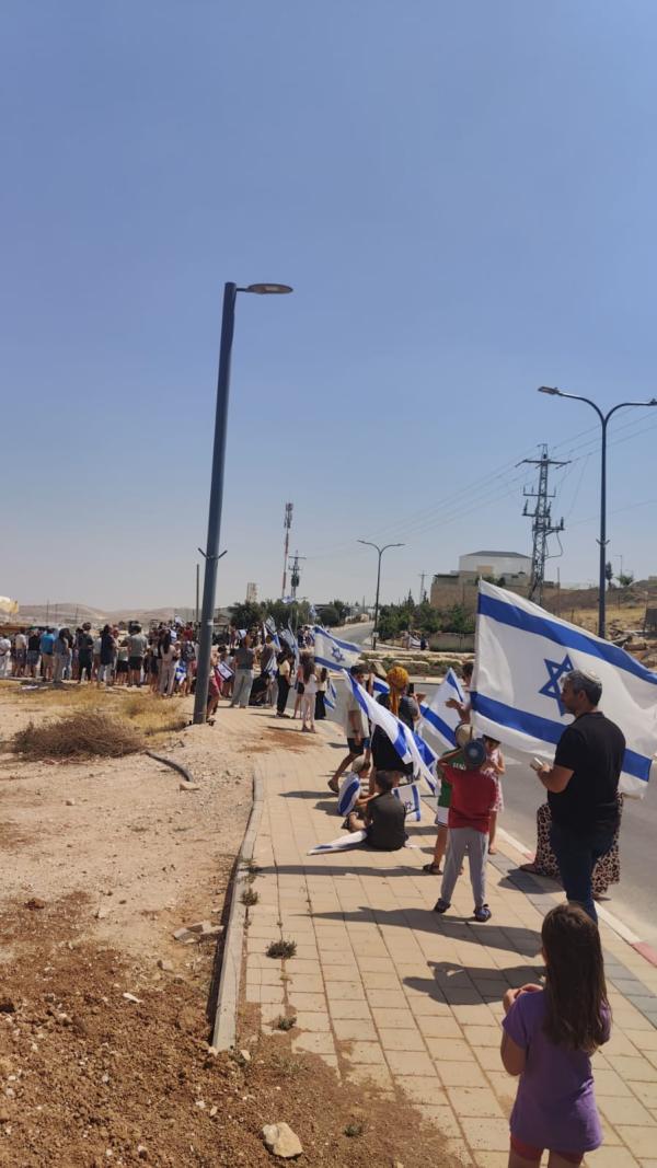 צפו: תושבי נוקדים מלווים את משפחתו של נווה לשם הי"ד