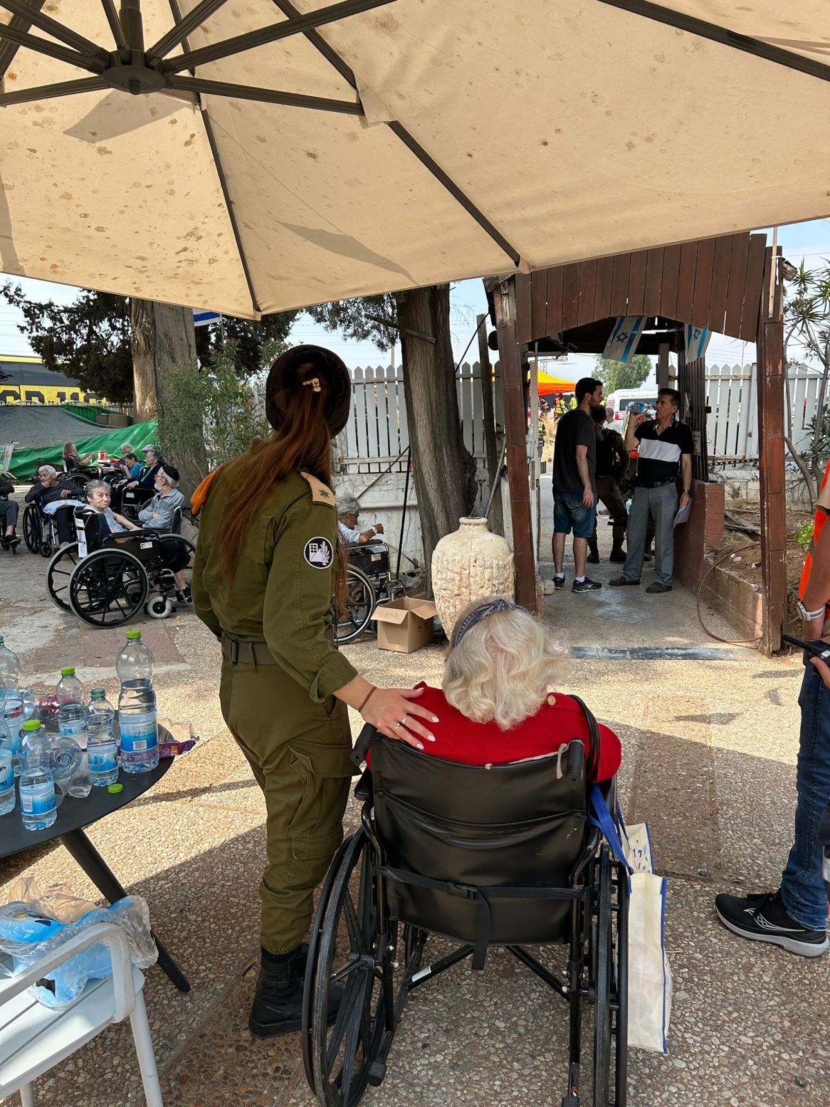 צפו: כך חילצו השוטרים קשישה מזירת פגיעת הטיל