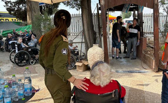 צפו: כך חילצו השוטרים קשישה מזירת פגיעת הטיל