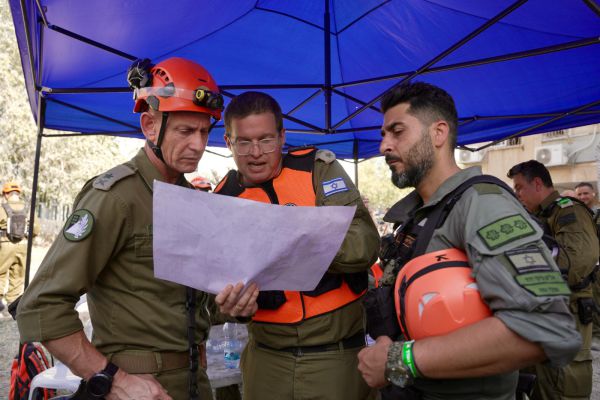 מפקד פיקוד העורף על השינוי בהנחיות: נעקוב וננהג באחריות״